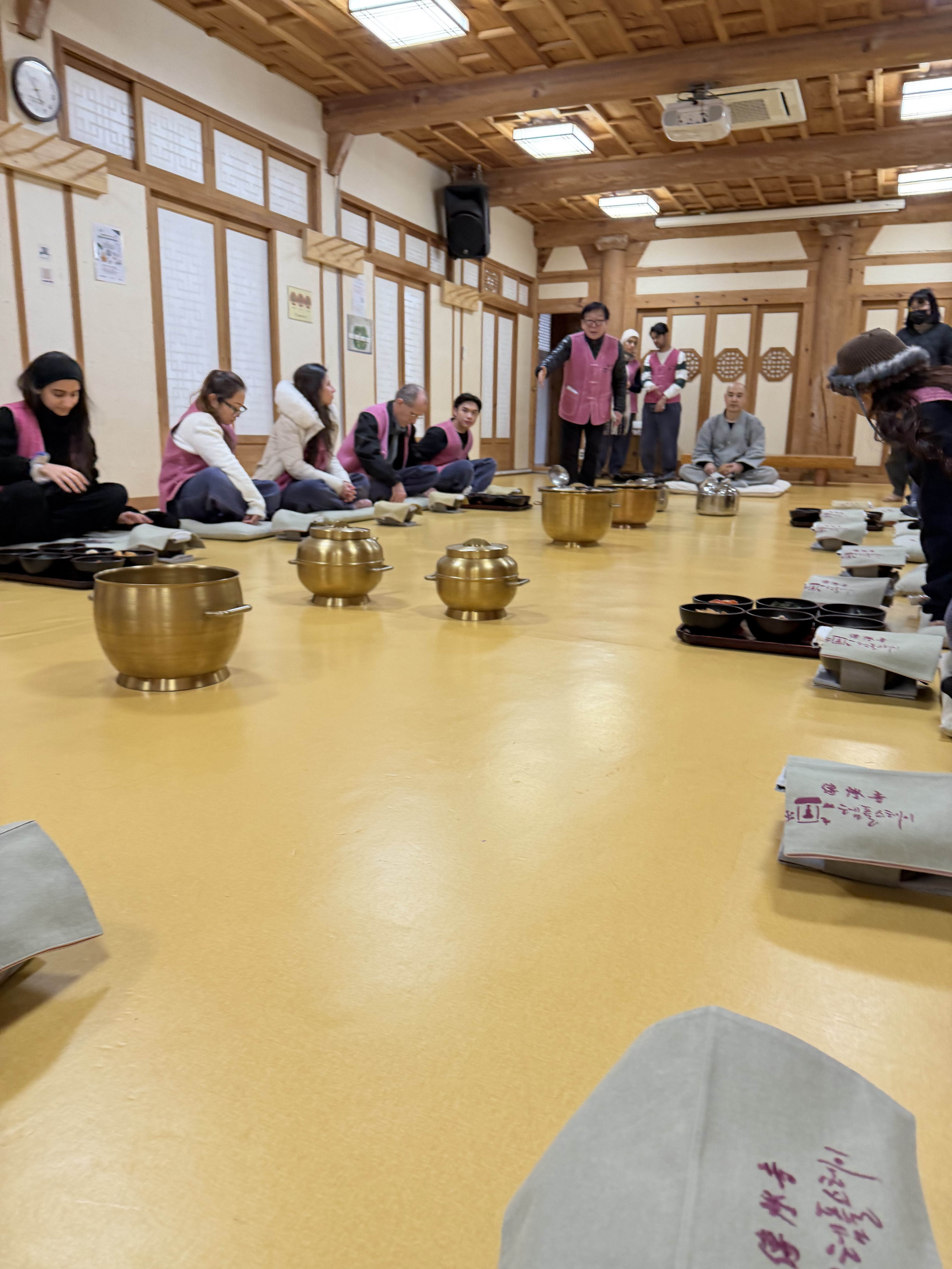 Baruongyang communal meal ritual at temple stay — participants seated on the floor with traditional bowls