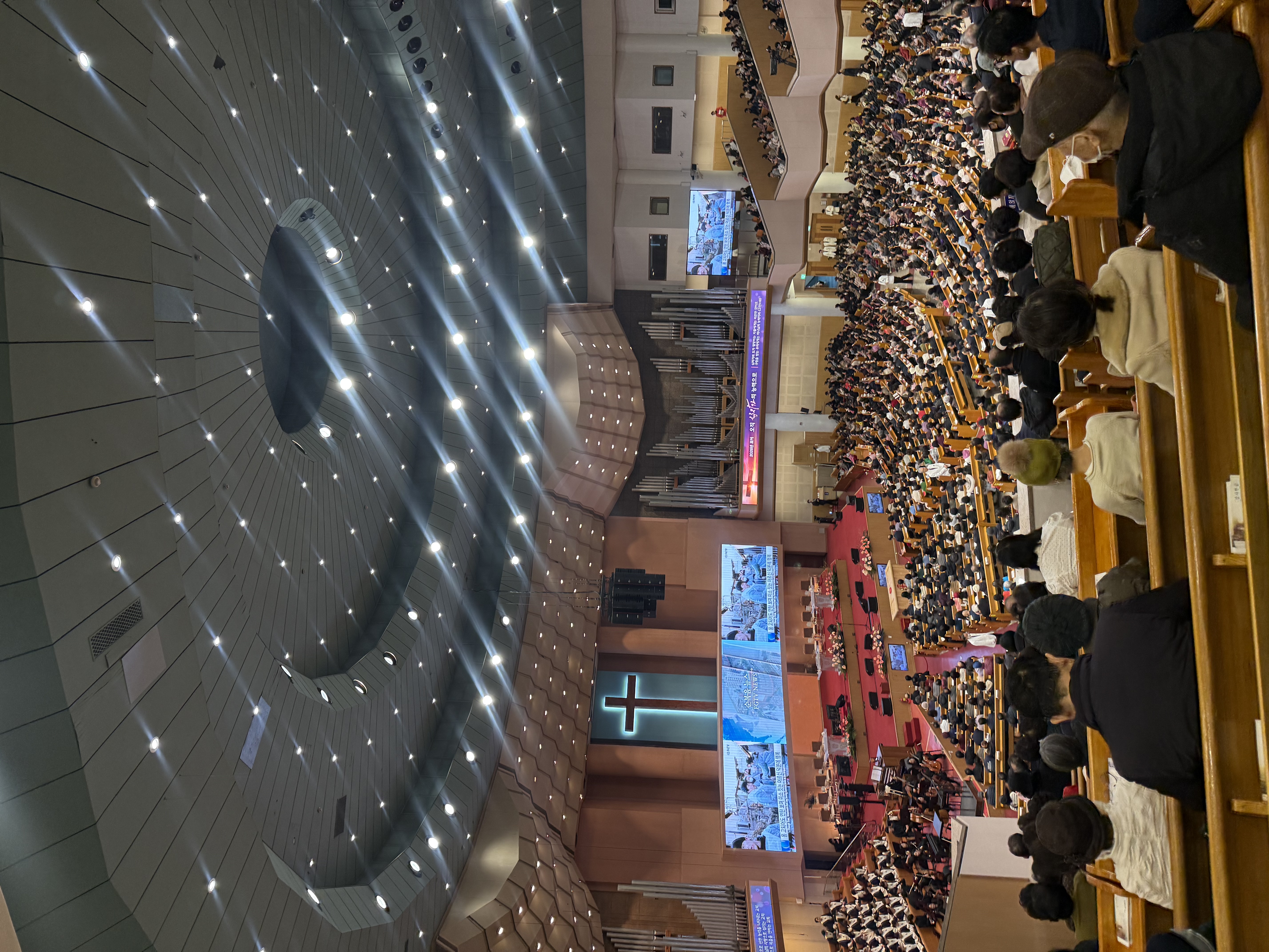 Sunday service at Yoido Full Gospel Church